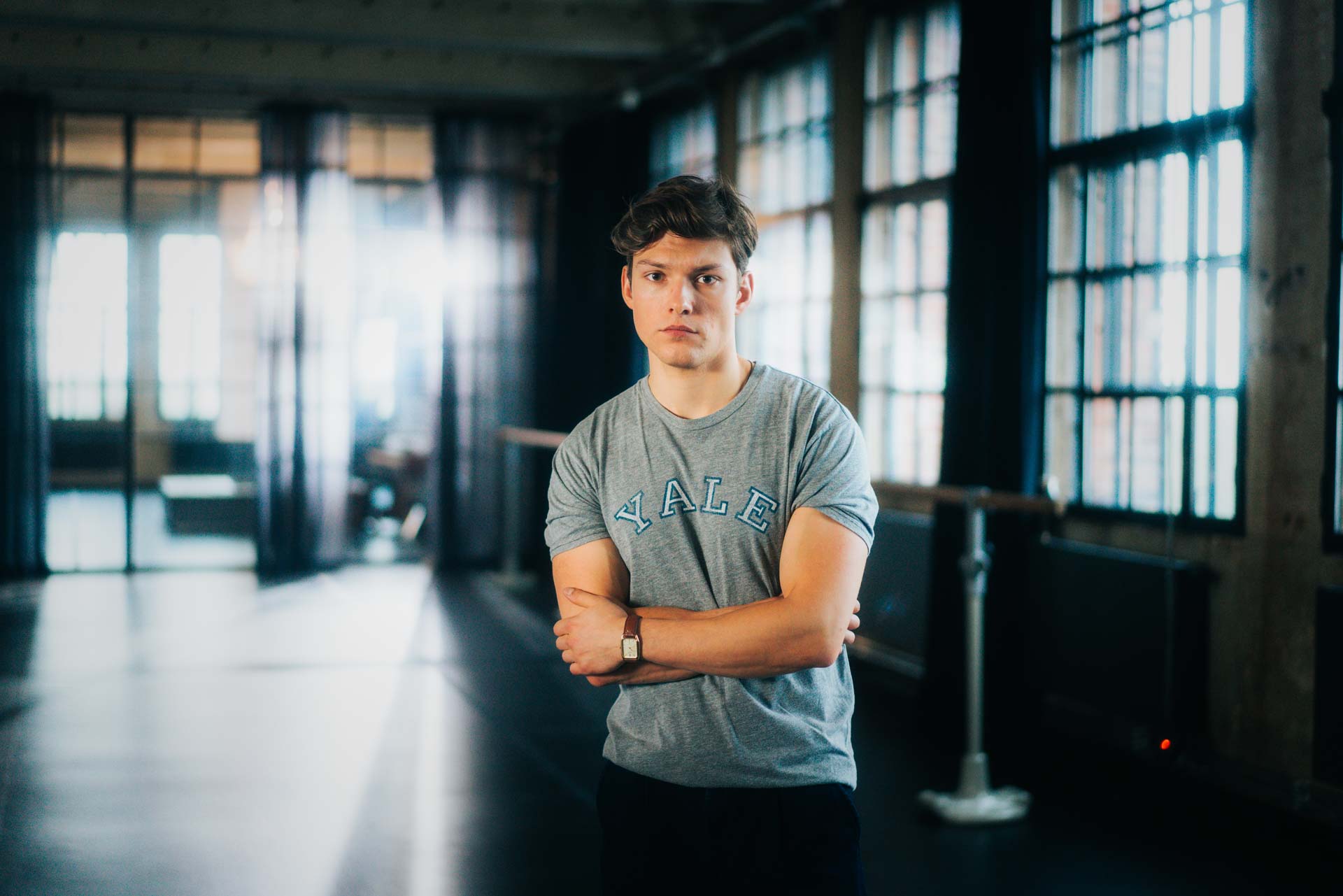 Lion Wasczyk in einer sportlichen Rolle am Set für die Serie Even Closer