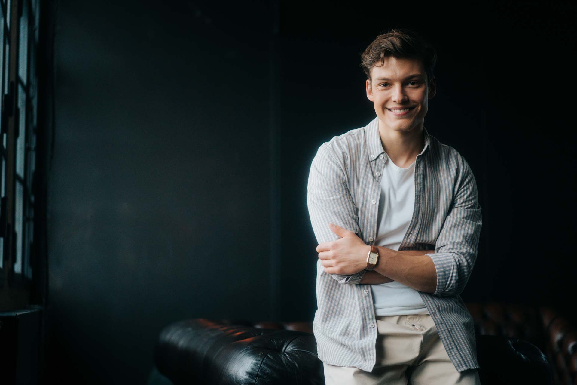 Nachdenkliches Porträt von Lion Wasczyk am Fenster für die offizielle Serienvermarktung