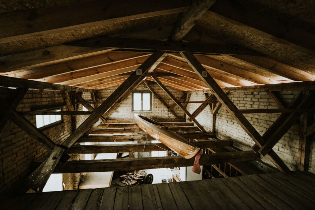 zeigt altes Ruderboot auf Dachboden © SASCHA HOECKER