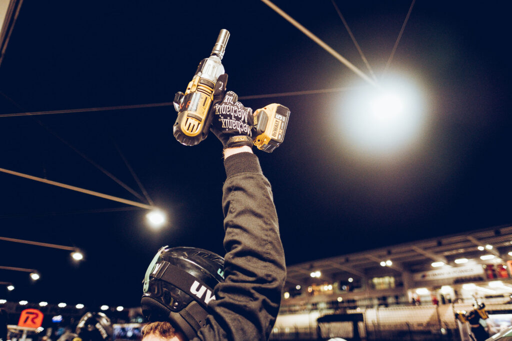 Ohne gute Vorbereitung wäre dieses Bild nicht möglich: 24h Nürburgring Mechaniker Boxengasse Schrauber mit Hand - fotografiert Von Sascha Hoecker