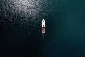 Boot fotografiert von oben mit Drohne Backdecker in blauem Wasser fotografiert von Sascha Hoecker