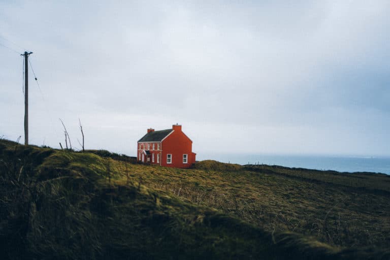 Landscape Photography - Irland Landschaft mit einzelnem Haus rot fotografiert von Sascha Hoecker
