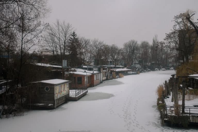 Müßiggang an der Spree - Winterbild mit Blick auf die zugefrorene Spree ©SASCHA HOECKER