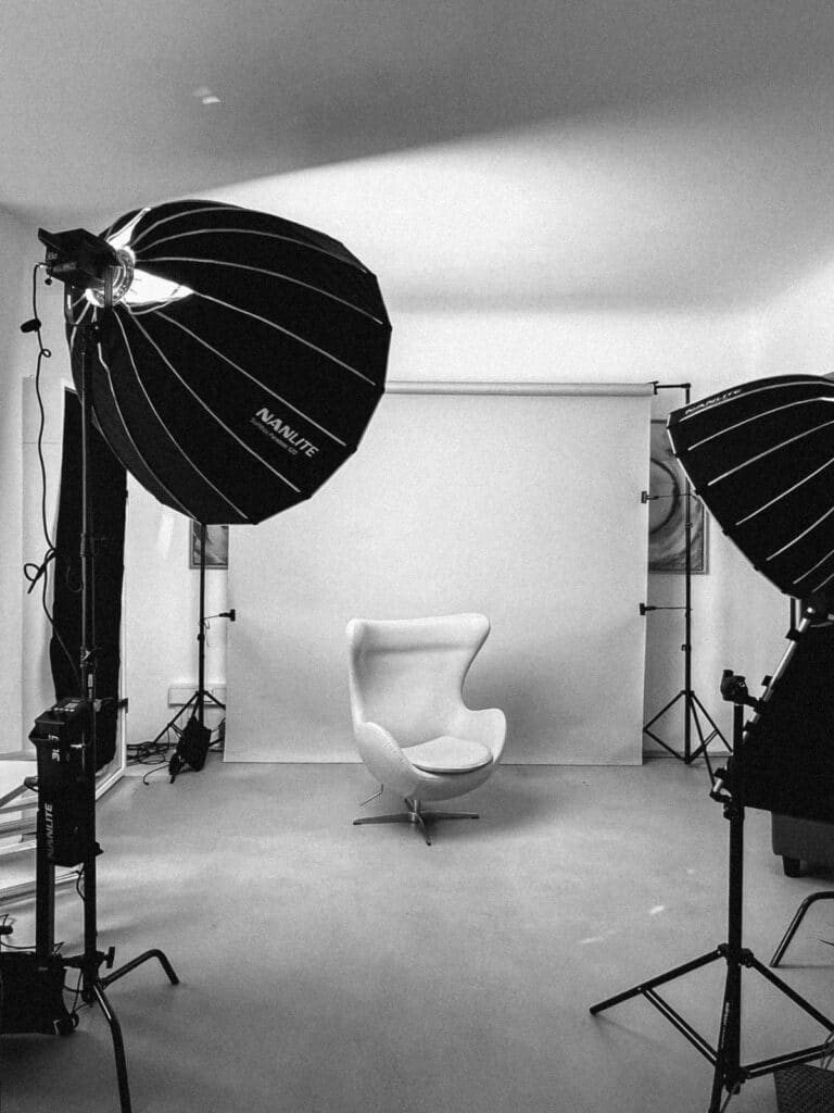 Behind-the-Scenes Aufnahme eines Shootings mit Lichtsetup und Hintergrundsystem