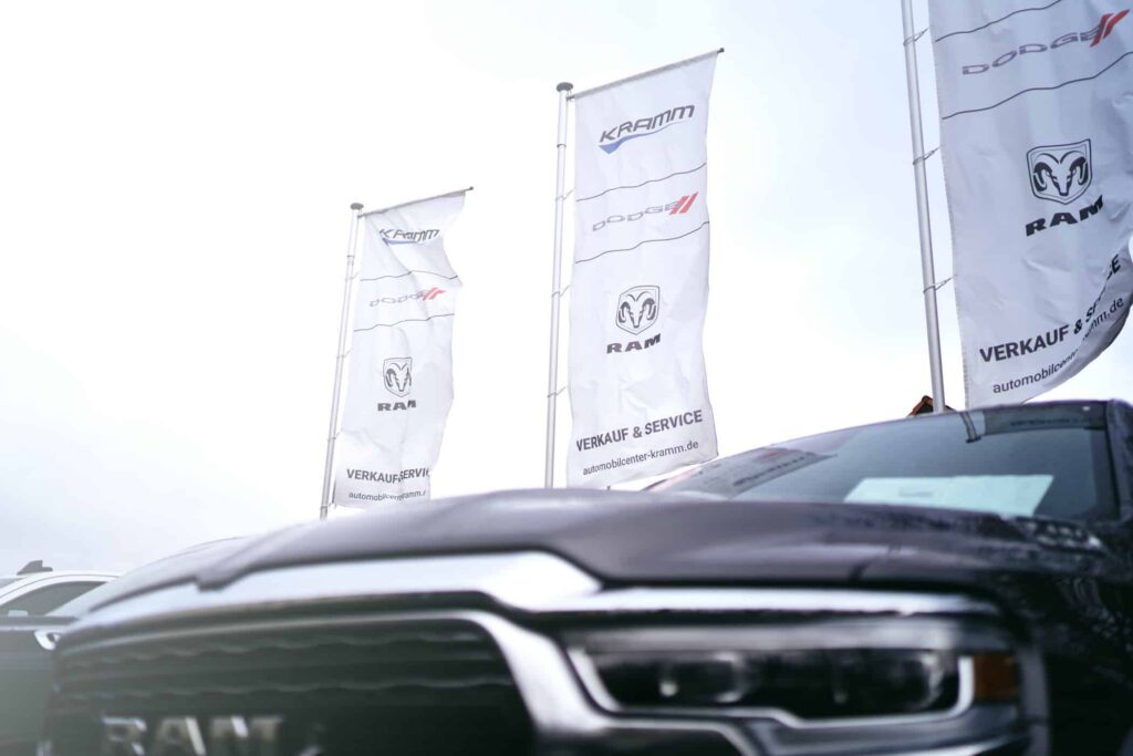 Bild zeigt Image Fotografie Fahnen vor Autohaus