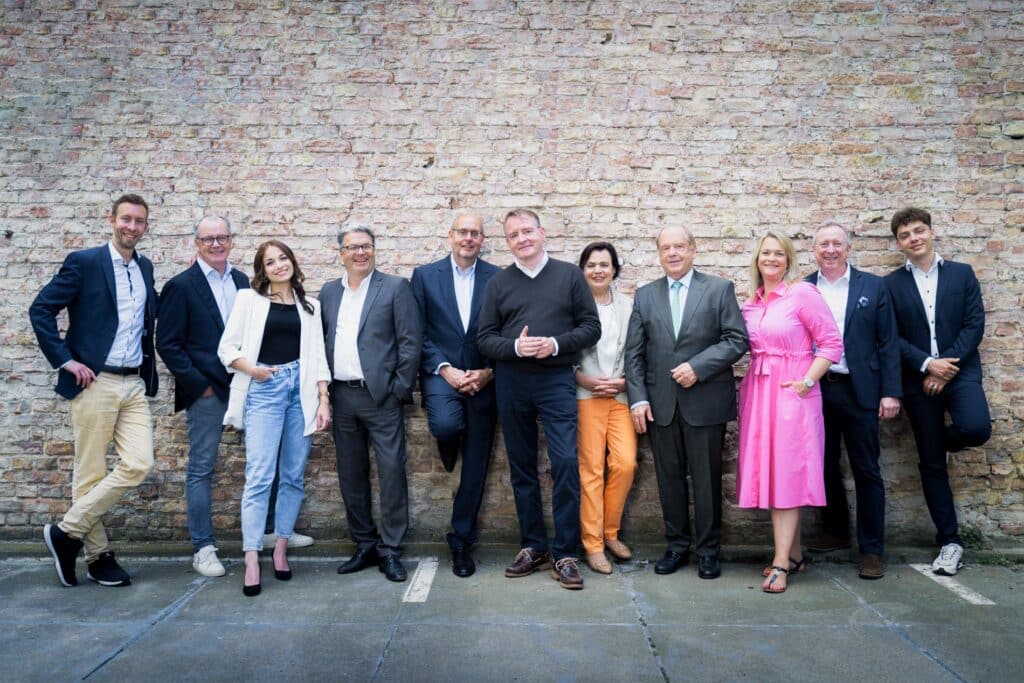 Gruppe von Mitarbeitern und Führungskräften bei einem gemeinsamen Businessshooting