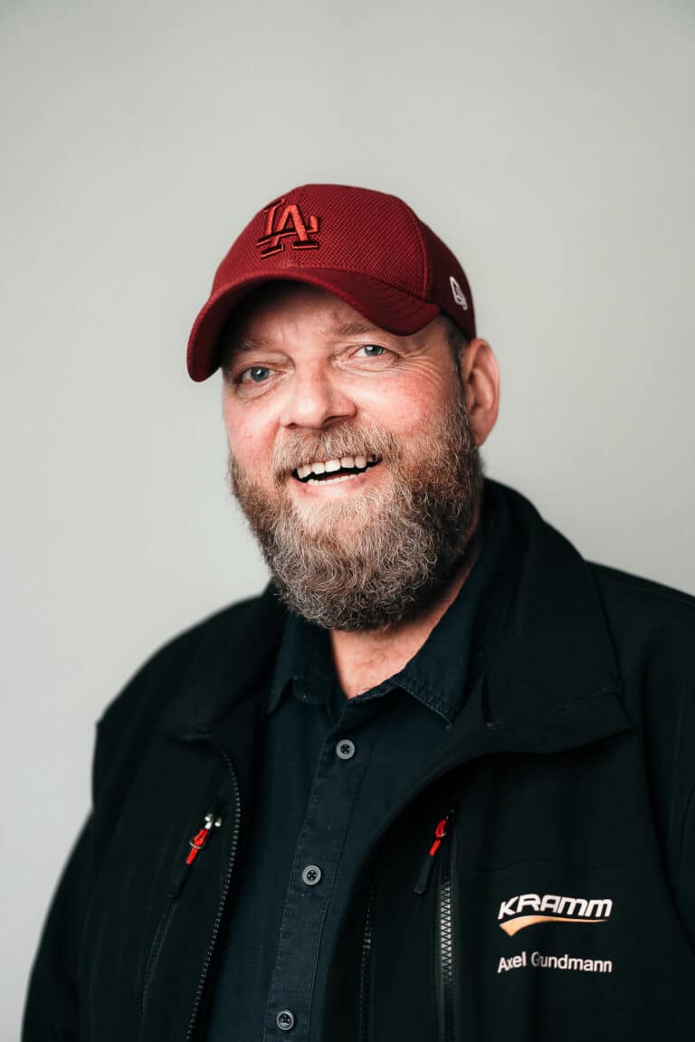 Bild zeigt Mitarbeiter Portrait eines Verkäufers eines Berliner Autohause