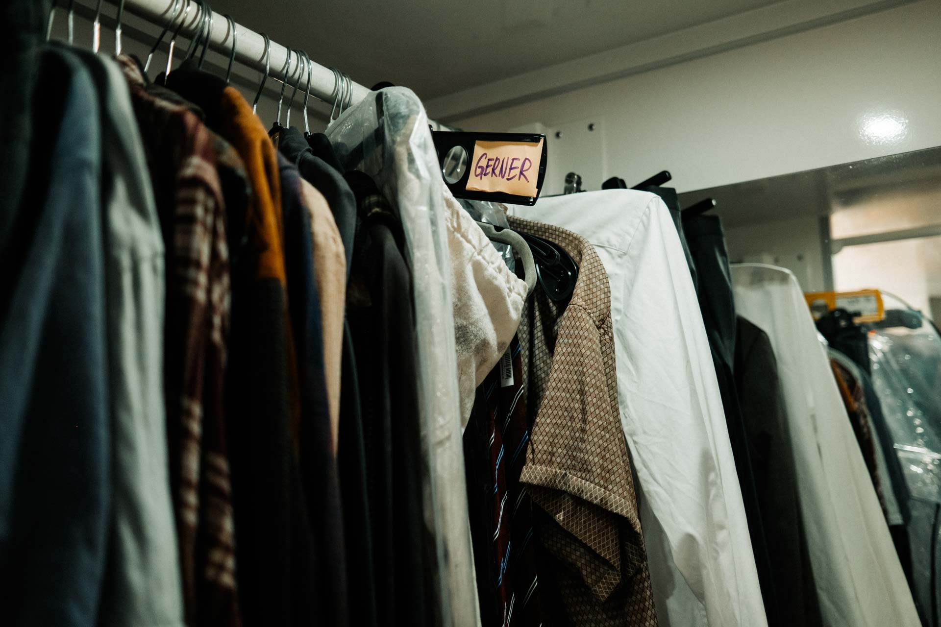 Detailaufnahme der Ausstattung und Garderobe von Wolfgang Bahro am Set der UFA Produktion