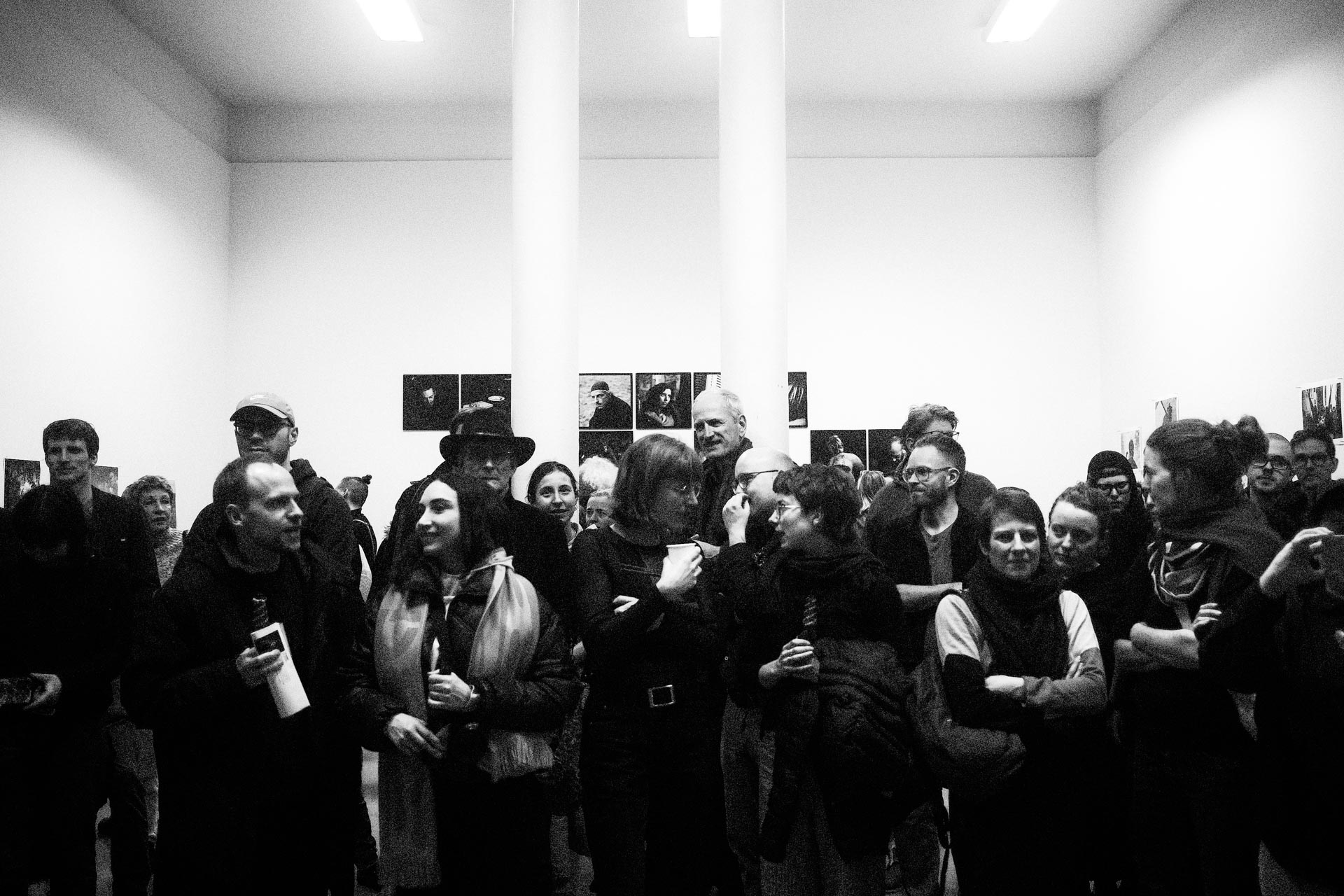 Schwarz-weiß Fotografie zahlreicher Besucher während der Ausstellung Was bleibt im Kunstquartier Bethanien Berlin.