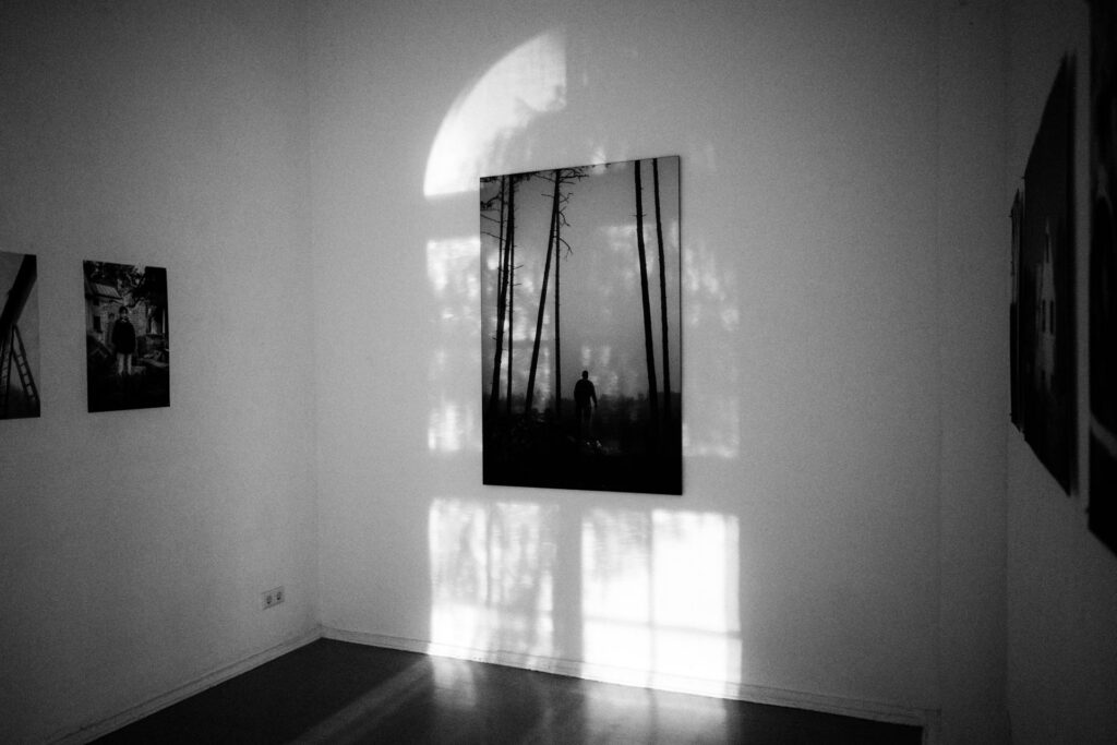 Ein großformatiges Werk der Serie 92c an einer Galerie-Wand, auf die das Licht eines Rundbogenfensters fällt.