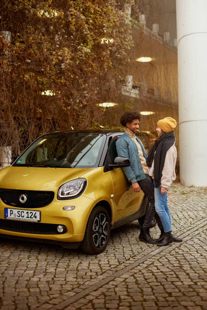 Portraitfotografie eines Paares mit dem Smart vor der historischen Kulisse von der Schiffbauer Gasse in Potsdam