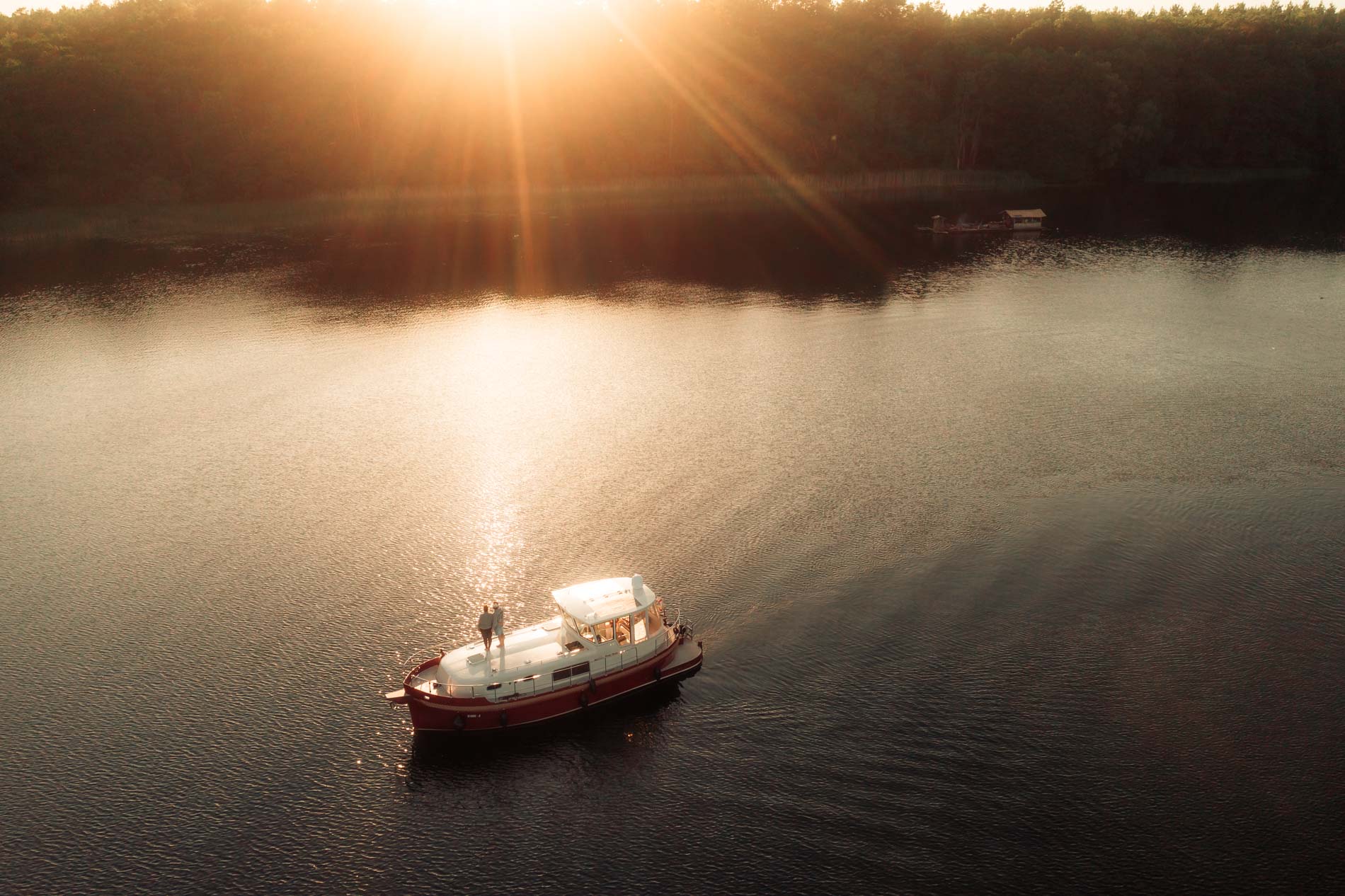 Boot auf dem Wasser bei Sonnenuntergang - Business und Werbfotografie für einen Bootsvermieter