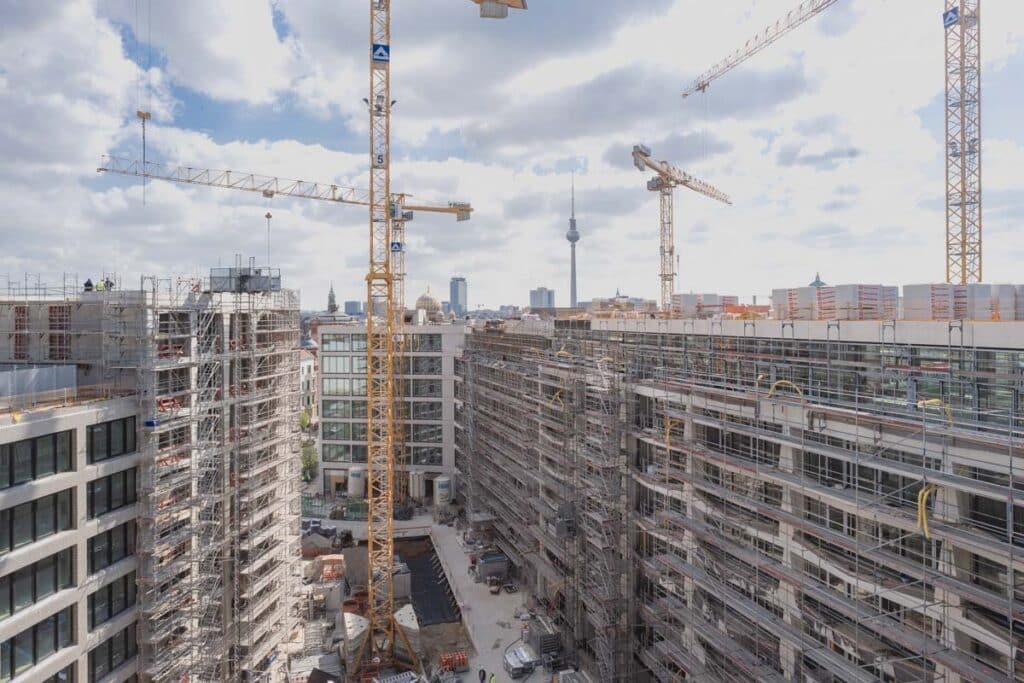 Großbaustelle in Berlin mit Kränen und Blick auf den Fernsehturm, fotografiert für das Ingenieurbüro IB Walther