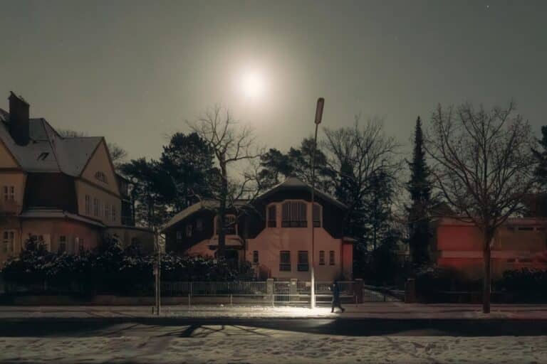 Stromausfall in Berlin bei Nacht – dunkle Straße während Blackout im Januar 2026