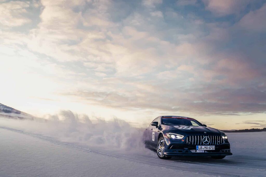 Mercedes-AMG im Drift auf Schneepiste bei AMG Driving Experience