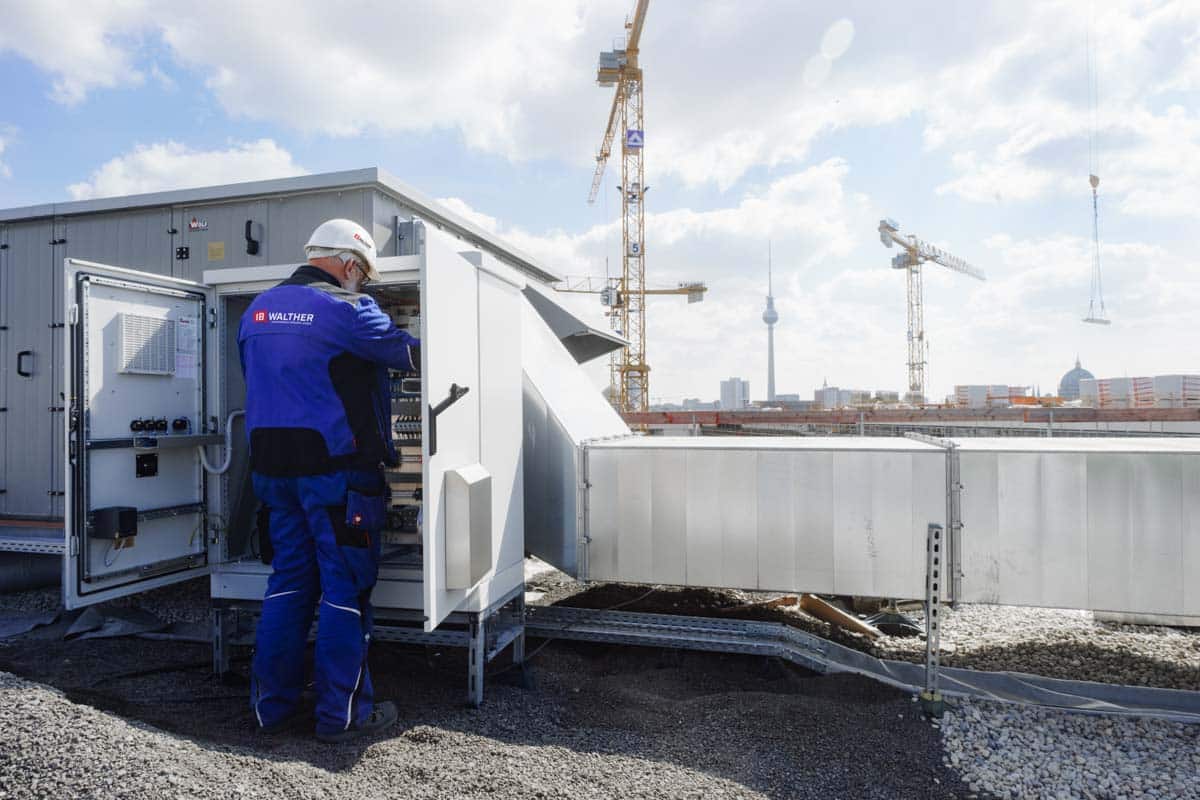 Mitarbeiter von IB Walther bei technischen Arbeiten auf einer Baustelle in Berlin