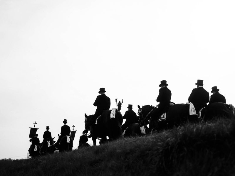 Bild von Sascha Hoecker für eine Editorial Serie über die Lausitz - zu sehen sind Osterreiter bei der Prozession