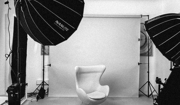 Behind-the-Scenes Aufnahme eines Shootings mit Lichtsetup und Hintergrundsystem