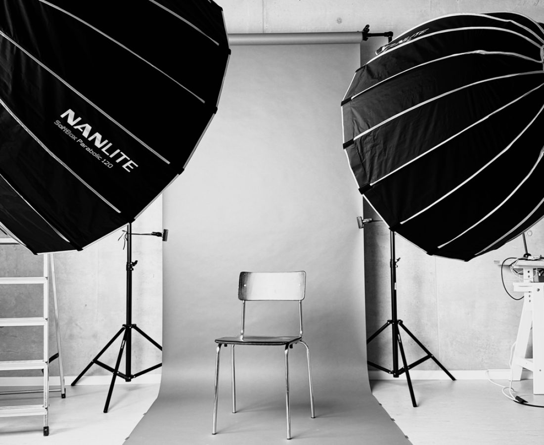 Studioaufbau mit Papierhintergrund, zwei Softboxen und Stuhl im Fotostudio Potsdam