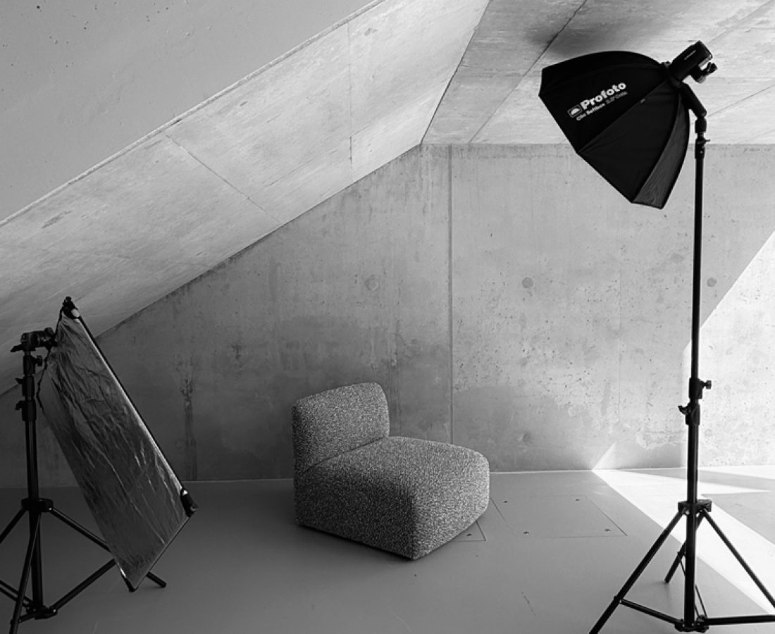Fotostudio in Potsdam mit Sichtbetonwand, Sessel und Blitzanlage