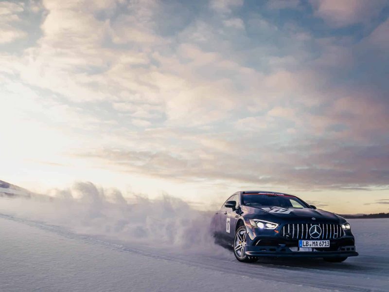 Mercedes-AMG im Drift auf Schneepiste bei AMG Driving Experience