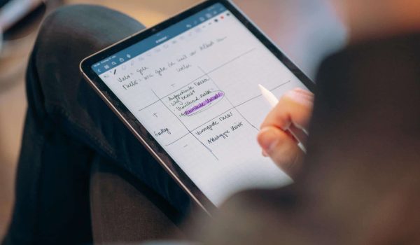Fokus auf digitale Strategie-Notizen während eines Workshops für Inhaber und Unternehmer.