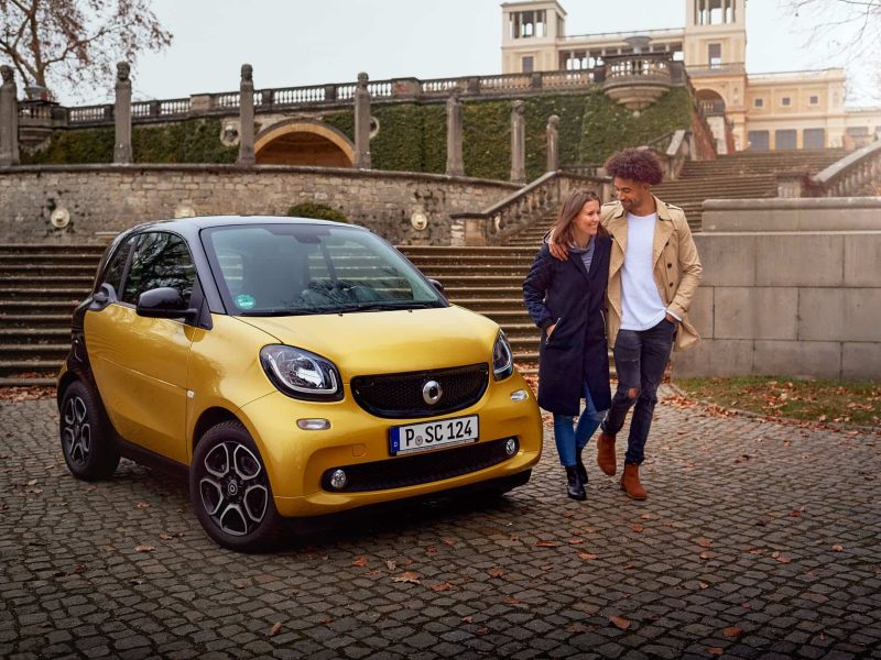 Paar mit Smart vor Schloss Sanssouci in Potsdam – Portrait